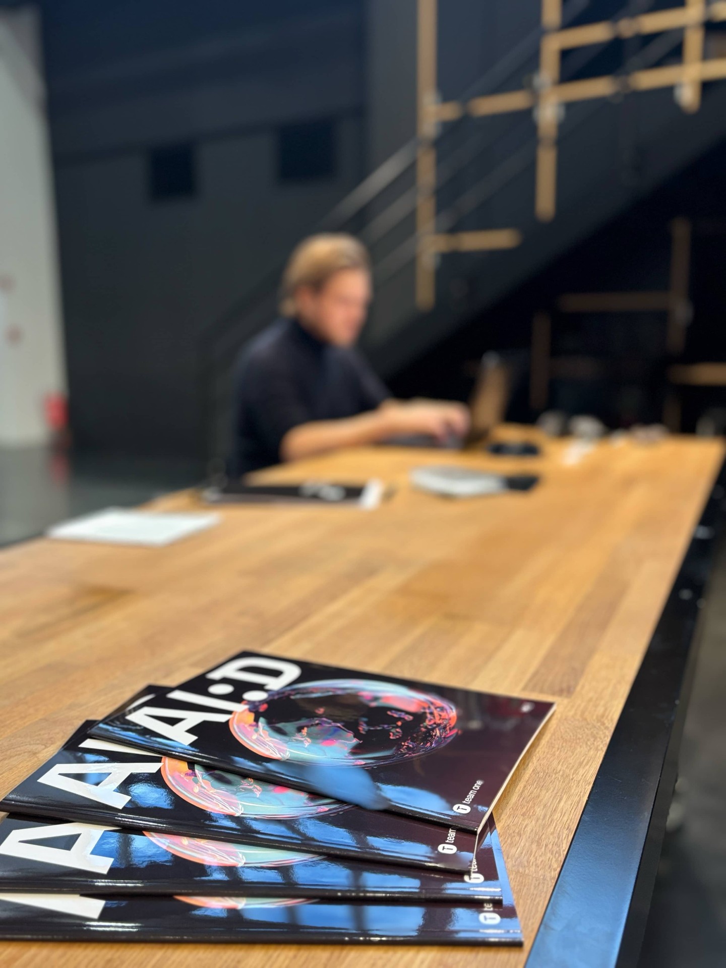 AI:D Magazine auf Holztisch